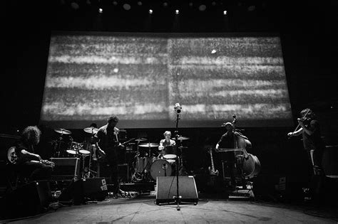 Godspeed You! Black Emperor พาเราไปไกลกว่าความเงียบ ด้วยเสียงกีตาร์อันสั่นสะเทือนและลูปซาวนด์ที่ไร้ขีดจำกัด