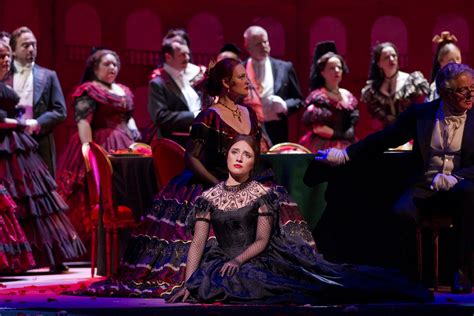 La traviata: ดนตรีอารมณ์พลุ่งพล่านอันเร่าร้อน สร้างความซาบซึ้งด้วยทำนองที่ไพเราะและลึกซึ้ง